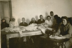 Фотография. Швейные мастерские в Ставропольской психиатрической больнице. 1930-е гг. Из фотоальбома главного врача А.Я. Доршта 1939 г.